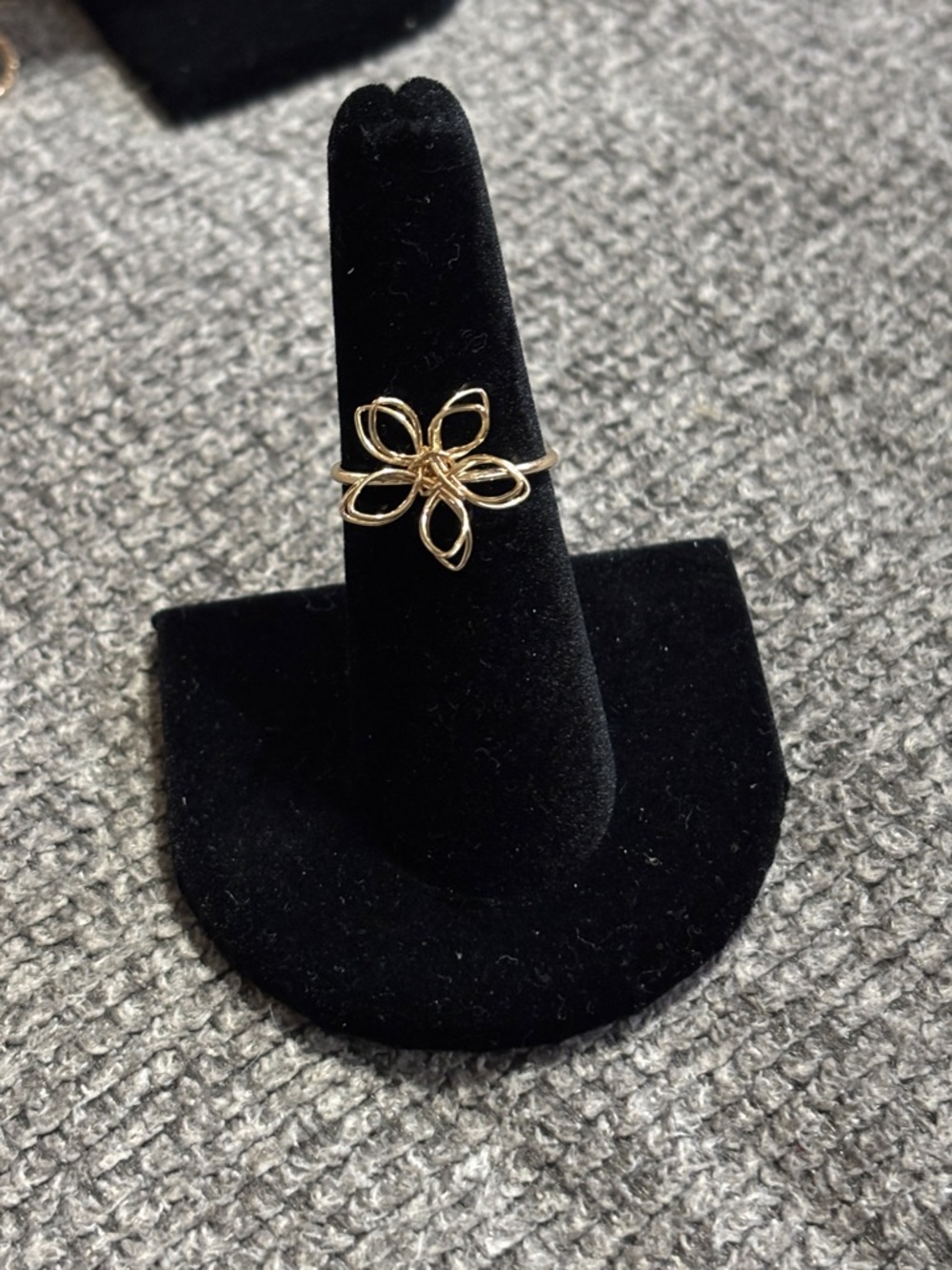 Delicate Gold Flower Openwork Ring - Women's Jewelry size 7